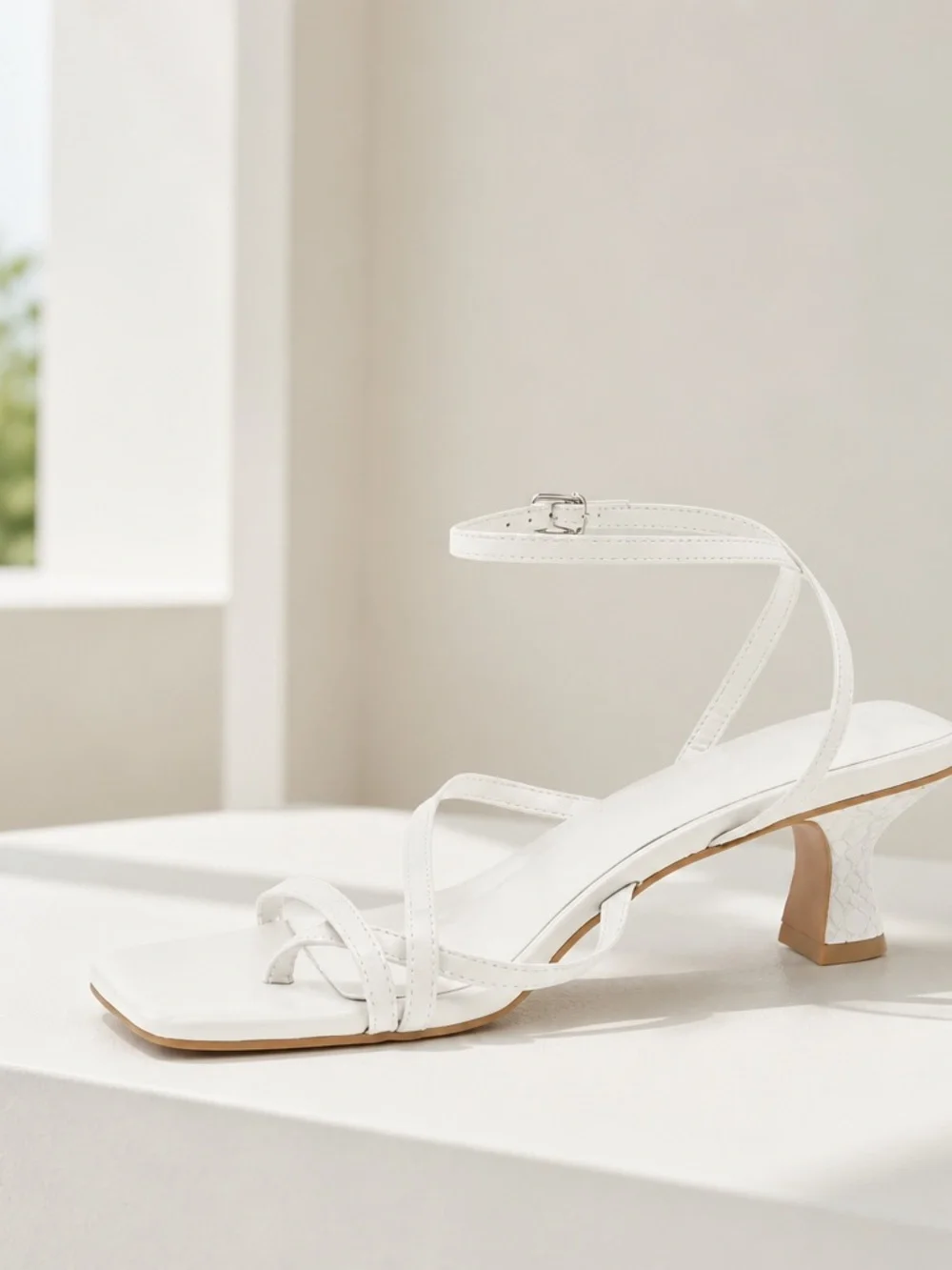 Juliet Holy Womens 7 White Strappy Square Toe Toe-Loop Kitten Heel Sandals NWOT